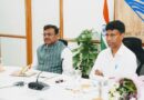 मुख्य सचिव आनन्द बर्द्धन ने उत्तराखण्ड दौरे पर आए नीति आयोग के सदस्य डॉ. एम. श्रीनिवास एवं उनकी टीम का पुष्प गुच्छ देकर किया स्वागत।