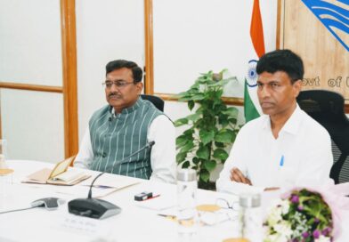 मुख्य सचिव आनन्द बर्द्धन ने उत्तराखण्ड दौरे पर आए नीति आयोग के सदस्य डॉ. एम. श्रीनिवास एवं उनकी टीम का पुष्प गुच्छ देकर किया स्वागत।