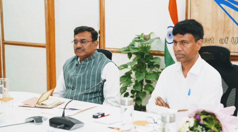 मुख्य सचिव आनन्द बर्द्धन ने उत्तराखण्ड दौरे पर आए नीति आयोग के सदस्य डॉ. एम. श्रीनिवास एवं उनकी टीम का पुष्प गुच्छ देकर किया स्वागत।