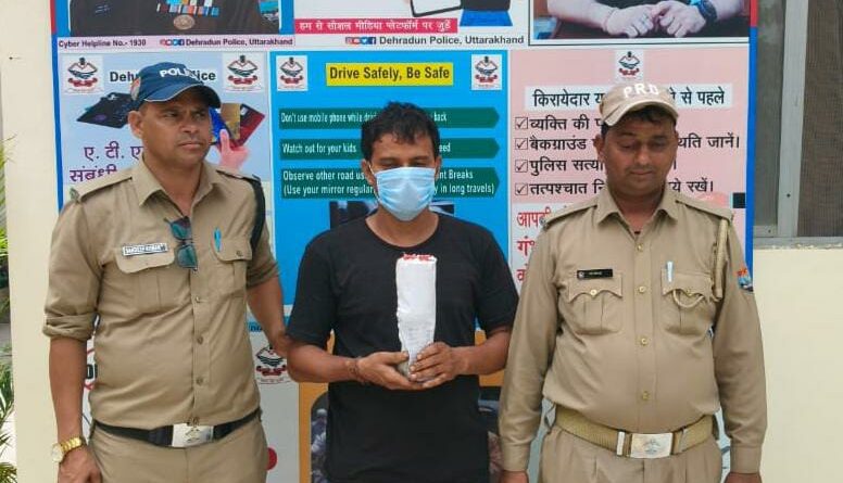 बिना लाइसेंस/परमिट के अपने होटल में शराब पिलाने वाले होटल मालिक को पुलिस ने किया गिरफ्तार