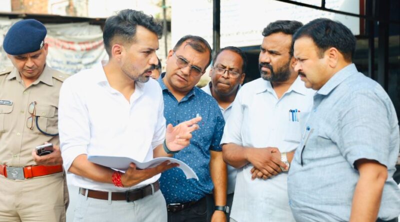 आढ़त बाजार–तहसील चौक सड़क चौड़ीकरण परियोजना का डीएम ने किया निरीक्षण, मुआवजा प्रक्रिया में तेजी के निर्देश