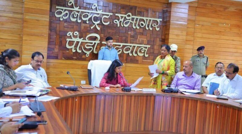 जनता मिलन कार्यक्रम में डीएम ने सुनीं जनशिकायतें, अधिकांश मामलों का मौके पर हुआ समाधान