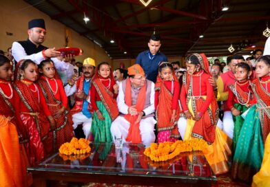 देवीधुरा में 8 मिनट तक चली ऐतिहासिक बग्वाल, फलों-फूलों की बरसात के बीच गूंजे मां वाराही के जयकारे