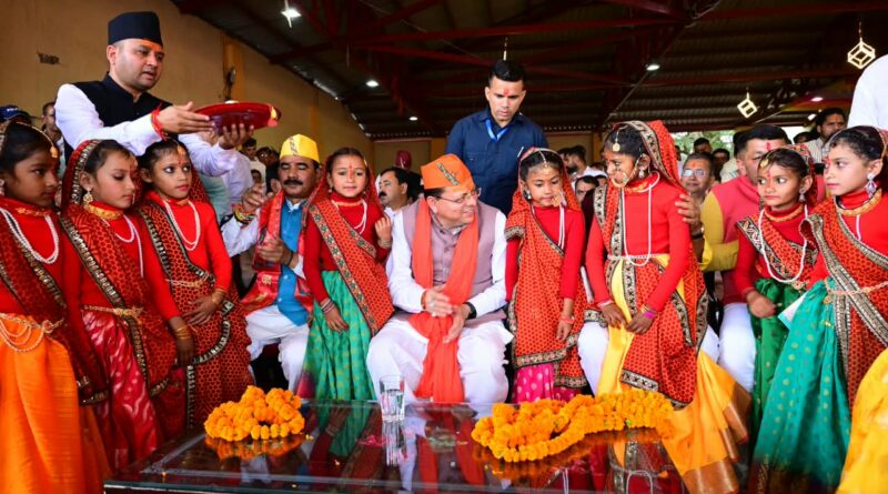 देवीधुरा में 8 मिनट तक चली ऐतिहासिक बग्वाल, फलों-फूलों की बरसात के बीच गूंजे मां वाराही के जयकारे