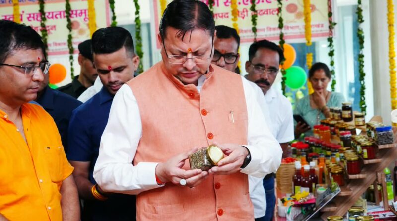 मुख्यमंत्री ने सशक्त बहना उत्सव के अंतर्गत स्वयं सहायता समूहों के स्टालों से खरीदे स्थानीय उत्पाद