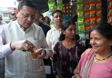 स्थानीय दुकानदारों और नागरिकों से आत्मीय संवाद कर बोले मुख्यमंत्री—स्थानीय उत्पादों और छोटे कारोबारियों को प्रोत्साहन देना हम सभी की सामूहिक जिम्मेदारी