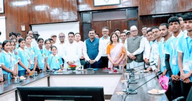 देवप्रयाग विधानसभा क्षेत्र के टॉपर विद्यार्थियों ने मुख्य सचिव से की मुलाकात