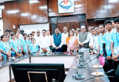 देवप्रयाग विधानसभा क्षेत्र के टॉपर विद्यार्थियों ने मुख्य सचिव से की मुलाकात