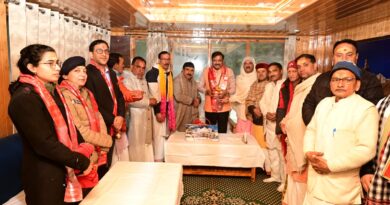 मुख्य सचिव आनंद बर्धन ने गंगोत्री धाम में की पूजा-अर्चना, व्यवस्थाओं का लिया जायजा