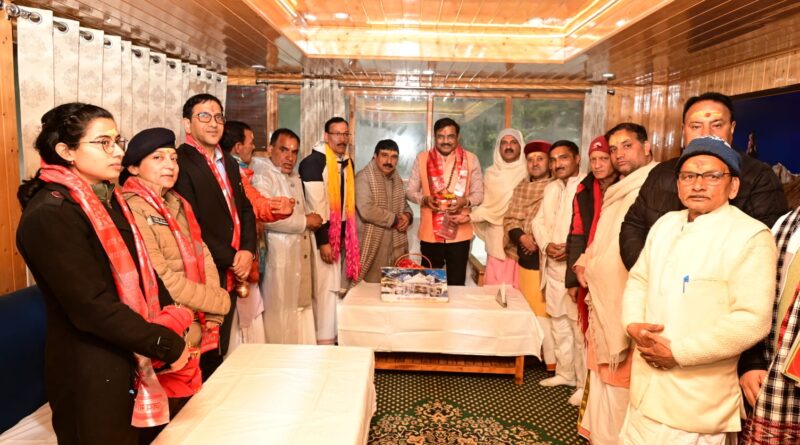 मुख्य सचिव आनंद बर्धन ने गंगोत्री धाम में की पूजा-अर्चना, व्यवस्थाओं का लिया जायजा