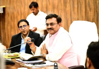मुख्य सचिव ने कलेक्ट्रेट सभागार में की जिलास्तरीय समीक्षा बैठक, ‘योजना दीदी’ ई-पुस्तक का किया विमोचन